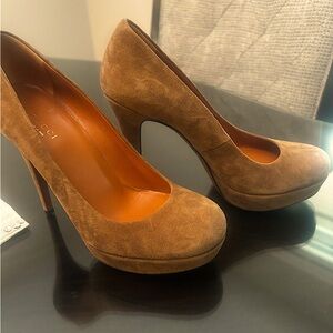 Gucci pumps. Size 6.